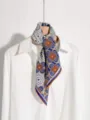 Élégant foulard en soie avec un motif géométrique bleu et orange vif pour les femmes. - Brocart floral orange et bleu