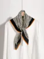 Foulard carre en soie retro classique avec imprime chaine et bordure en dentelle. - Carreaux noir et blanc