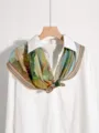Foulard en soie vintage avec bordure en dentelle, élégant tour de cou imprimé d'art. - La belle au bois dormant au bord du lac