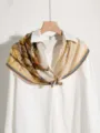 Elegantes foulard en soie rétro pour femme avec imprimé de paysage et bordure en dentelle. - Rime d'hiver du triomphe