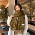 Eleganter olivgrüner Karo-Fransenschal für Damen, gemütlicher warmer Winterschal, kuschelig. - Gelb