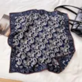Klassisches dunkelblaues Kaschmir-Muster-Quadrat-Schal mit braunem Rand für Damen im Winter. - Marine Paisley