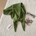 Vista dettagliata di una sciarpa triangolare in maglia verde, scialle caldo invernale. - Verde militare