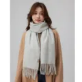 Grauer Damen Winterschal mit Fransen, weicher warmer Strick Schal, eleganter Alltagslook. - Hellgrau