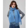 Heller blauer warmer Winterschal für Damen, weicher Strickschal mit Fransen zum Tragen. - Himmelblau