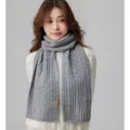 Grauer Zopfmuster Wolle-Mix warmer Schal, stilvolles und vielseitiges Winter Halswärmer Accessoire. - Hellgrau