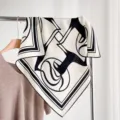Elegantes schwarz-weißes Seiden-Wolle-Quadrat-Halstuch mit geometrischem Print, 65cm. - Schwarze Streifen Pferdeschatten