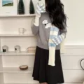 Gemütlicher grauer Strickpullover mit Hundemotiv und blau gestreiftem Winterschal für Damen. - Weißblau