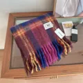 Gemütlicher karierter Winterschal mit Fransen, farbenfroher Retro-Halswärmer für Damen. - Rot-Blaues Karo