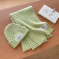 Grüne Strickmütze und Schal Set mit eleganter weißer Spitzenetikette für Damen Winter Mode. - Grünes 2-teiliges Set (Mütze & Schal)