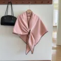 Rosa Strick-Cape Winter warmer Schal mit dunkler Borte und Lederschnalle für Damen - Rosa