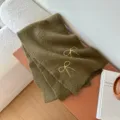 Olivgrüner Strickschal mit gelber Schleifenstickerei, kuscheliger warmer Winterschal. - Armeegrün