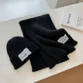 Schwarze Strickmütze und Schal Set mit Spitzenaufnäher Winter warme Mode Accessoire - Schwarzes 2-teiliges Set (Mütze & Schal)