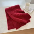Gemütlicher dunkelroter Strickschal mit klassischem Zopfmuster für kalte Wintertage. - 28*165cm / Rot