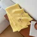 Gelber Damen Strickschal, kuscheliger Winterschal mit schwarzer Schleifenstickerei. - Gelb
