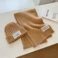 Braune Strickmütze und Schal Set mit Spitzenaufnäher, stilvolle warme Winterkleidung. - Khakifarbenes 2-teiliges Set (Mütze & Schal)