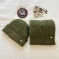 Conjunto de gorro y bufanda de punto de mezcla de lana, cálido y cómodo para días fríos. - Verde Oscuro