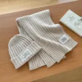 Gemütliches Winter Strickmütze und Schal Set mit eleganter Spitzenborte, warm und stilvoll. - Haferfarbenes zweiteiliges Set (Mütze + Schal)