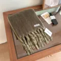 Dunkelgrüner warmer Wollmisch Fransenschal für Damen, gemütlicher Winterschal Neu. - 28x190cm / Armeegrün