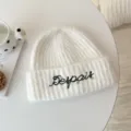 Weißer dicker Strickmütze Beanie mit schwarzer Stickerei und Perlen Strass Details für den Winter. - Umfang 55-62 cm / Weiß