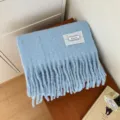 Hellblaue flauschige Winterschal mit Fransen, weicher warmer kuscheliger Damenschal für Alltag. - Blau