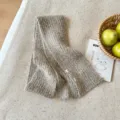 Gemütlicher flauschiger Strickschal in Khakigrau, weiches Winter-Modeaccessoire für Damen. - Haferflockenfarbe