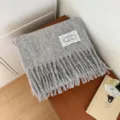Grauer flauschiger Fransienschal mit Spitzenetikett für Damen, warmer Wintermode Alltagslook. - Grau