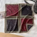 Élégant foulard carré en soie et laine avec motif de feuilles pour la mode automne. - Festin Rouge et Noir