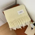 Einfarbiger, cremefarbener Strick-Fransenschal für Damen, warmer Wintermode-Accessoire für Alltag. - Hellgelb
