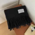 Einfarbiger schwarzer Winterschal mit Fransen fuer Damen, elegantes Spitzendetikett Design. - Schwarz