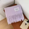 Lila flauschiger Quastenschaukel Schal für Damen, weicher warmer Winterschal mit Spitzendetail. - Lila