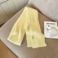 Minimalistischer einfarbiger warmer Strickschal für Damen, weiche Ripp-Struktur Variante. - Gelb
