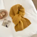 Gelber Strickwollschal, warmer Winter Halswärmer, weiches modisches einfarbiges Accessoire. - Kurkuma