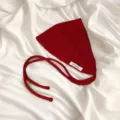Detail de gros plan du foulard noue en tricot rouge montrant la texture laine dhiver - Rouge
