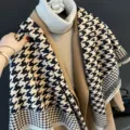 Vue détaillée d'une écharpe chic en motif pied-de-poule noir et blanc bien drapée. - Pied-de-poule noir et beige