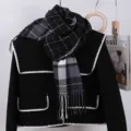 Klassieke zwart-grijze geruite winterscarf met zachte franjes. Warm en comfortabel. - Zwart