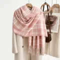 Gezellige roze geruite wintersjaal voor dames, stijlvolle warme sjaal en zachte comfortabele doek. - Roze