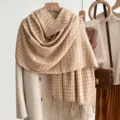 Gemütliches Hahnentritt-Wintertuch im Detail mit weichen Fransen und warmer Stoffstruktur. - Khaki