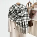 Klassieke zwart-witte ruit wintersjaal met franjes, gezellig en stijlvol accessoire voor dames. - Wit