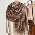 Klassieke houndstooth winter sjaal met franjes, zachte kasjmier-look, warme unisex halsdoek. - Koffie