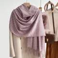 Klassieke winter sjaal met roze grijze houndstooth print, zachte imitatie kasjmier met franjes. - Roze