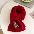 Rode gebreide winterscarf met schattig geborduurd berenontwerp, warm en gezellig voor koud weer. - Rood