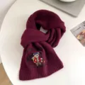 Donkerrode gebreide wintersjaal met schattig geborduurd berenontwerp, heerlijk zacht en warm. - Paars