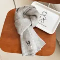 Winter grijze gebreide sjaal met schattige geborduurde hond, warme wolmiks nekwarmer koud. - Lichtgrijs