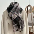 Verdikte warme ruitjes sjaal met franjes van bouclé garen, comfortabel ontwerp voor de winter. - Afbeeldingskleur 2