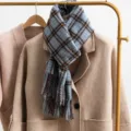 Gedetailleerd overzicht van winter retro ruitjes sjaal met franjes, warm en comfortabel. - 2# Blauw