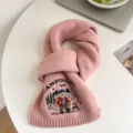 Schattige roze gebreide wintersjaal voor dames, warme wolmix met lieflijke berenborduursel. - Roze