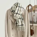 Gedetailleerde close-up van een gezellige warme winterruitjes sjaal op een stijlvolle jas. - 200cm / Wit