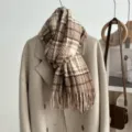 Gezellige geruite franjesjaal gecombineerd met een chique neutrale mantel voor dagelijkse warmte. - Afbeeldingskleur 3