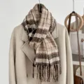 Gezellige ruitjes winter sjaal met franjes voor dames, bruin ruitpatroon detailzicht. - koffiekleur